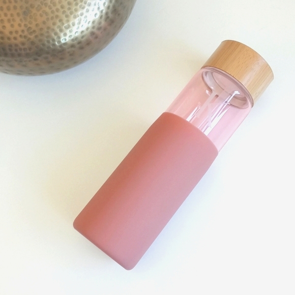 Anthropologie Pink Glass "K" Initial Tumbler with Bamboo Lid and Straw - Picture 4 of 11